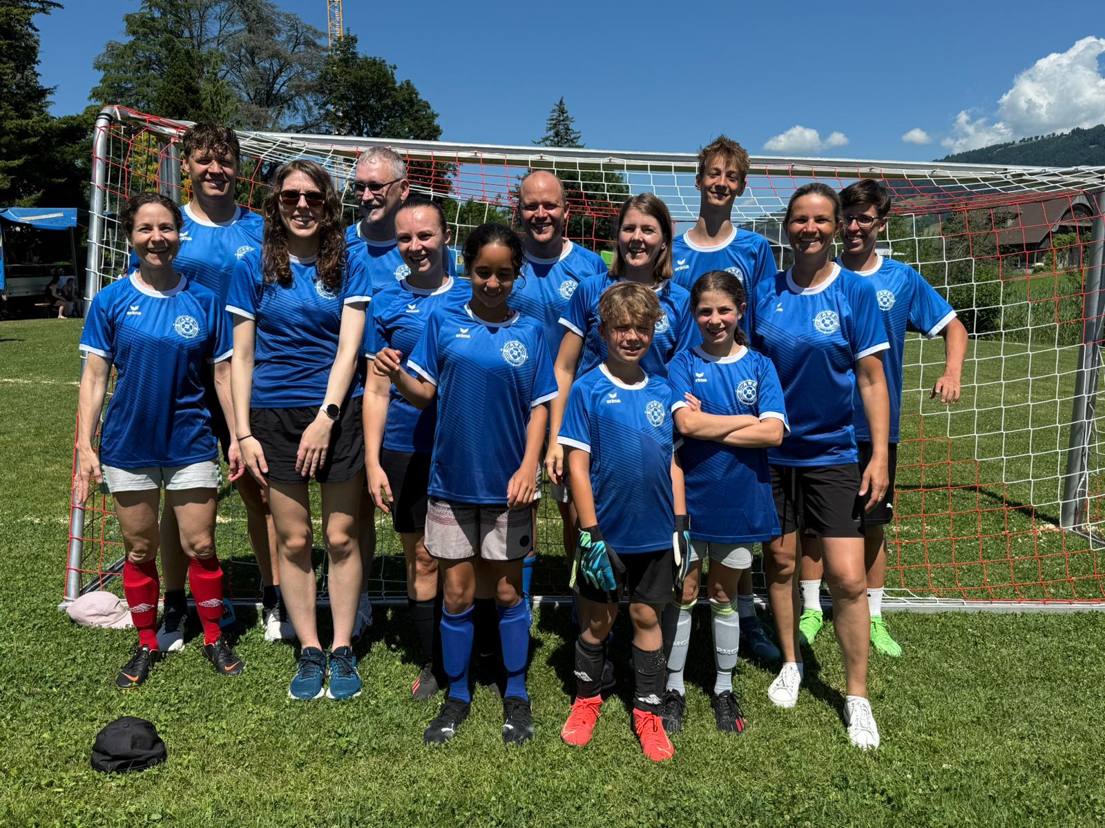https://www.huesliclub.ch/wp-content/uploads/2022/11/team-aws-25.jpeg